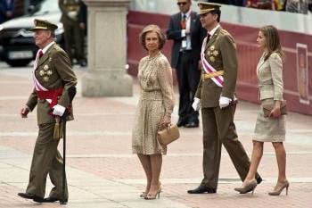 El Rey Juan Carlos junto a la reina Sofía y los Príncipes de Asturias preside el acto central del Día de las Fuerzas Armadas celebrado hoy en Valladolid (Foto: EFE)