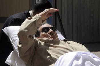 Mubarak llega a la Sala de la Academia de Policía en camilla.