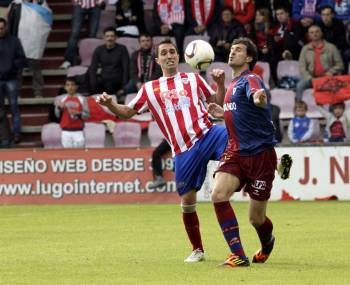Un jugador del Lugo ante el Eibar. (Foto: XESÚS PONTE)