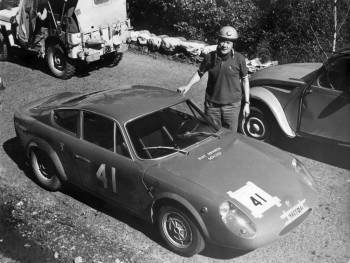 Estanislao Reverter, con un Fiat Abarth 1000 antes de una competición.