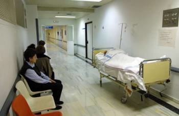 Un paciente tumbado en la camilla de un hospital. (Foto: ARCHIVO)