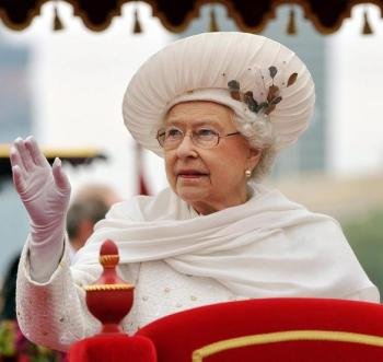 La reina Isabel II en el desfile fluvial para conmemorar sus 60 años en el trono. Foto: EFE/JOHN STILLWELL 