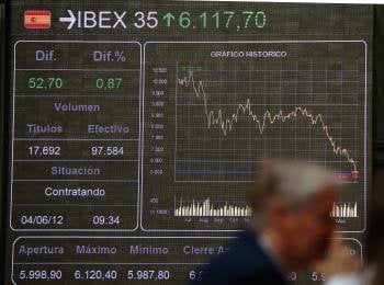 Un panel de la Bolsa de Madrid que muestra hoy como el principal indicador de la Bolsa española, el IBEX 35, se resistía a renunciar a los 6.000 puntos que perdía al inicio de la sesión (Foto: EFE)