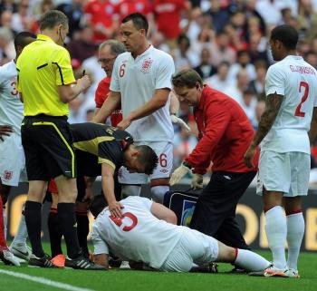 El internacional belga Dries Mertens (2i) intenta reconfortar al inglés Gary Cahill (c) después de que éste se fracturarse la mandíbula en el partido amistoso Inglaterra-Bélgica en el estadio de Wembley en Londres, Reino Unido el 2 de junio de 2012. Foto: