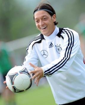 El centrocampista de la selección alemana de fútbol Mesut Özil durante un entrenamiento del equipo en Tourrettes, Francia, para preparar la Eurocopa de 2012. Foto: EFE/Andreas Gebert