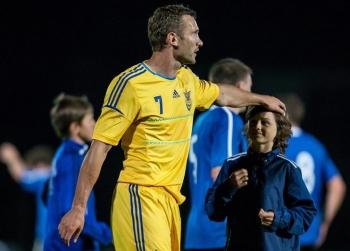 El jugador de Ucrania Andriy Shevchenko saluda a aficionados tras el juego amistoso ante Estonia previo al inicio de la Eurocopa 2012, en Kufstein, Austria. Foto:  EFE/JUERGEN FEICHTER
