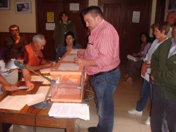 Un socio de la Denominación de Orixe Valdeorras vota en la mesa de A Rúa. (Foto: J.C.)