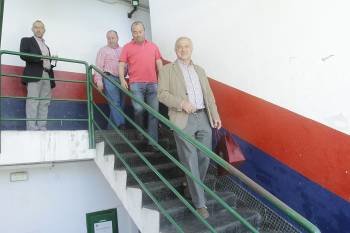 Manuel Seoane, Quiroga y Feijóo, bajando a la sala de prensa del estadiode O Couto. (Foto: MIGUEL ÁNGEL)