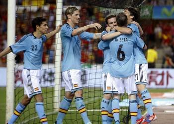 Los jugadores españoles celebran el tanto de Silva el domingo contra China. (Foto: E. ABAD)