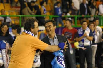 Jorge Bermello, con un aficionado en el último partido disputado en el Pazo ante el Prat. (Foto: JOSÉ PAZ)