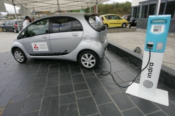Un coche eléctrico, en una demostración realizada el año pasado por la Cámara de Comercio.  (Foto: XESÚS FARIÑAS)