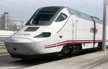 Uno de los trenes híbridos que comenzarán a circular entre Galicia y Madrid 