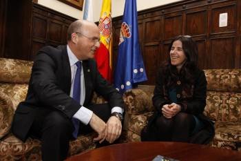 Manuel Baltar e Isabel Pérez se reunieron el pasado 16 de febrero para tratar la presencia de la Diputación en el OUFF. (Foto: XESÚS FARIÑAS)