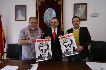 José Prieto, Marcos Blanco y Roberto Pascual con el cartel de la obra inaugural. (Foto: MARTIÑO PINAL)