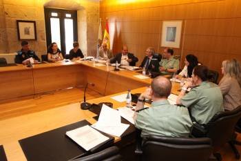 Un momento de la reunión, presida por Antonio Mouriño y Roberto Castro (en el centro de la imagen). (Foto: XESÚS FARIÑAS)