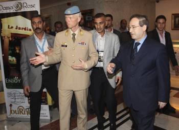 El jefe de los observadores de la ONU, ayer con el viceministro de Exteriores de Siria. (Foto: YOUSSEF BADAWI)