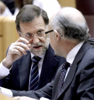 Mariano Rajoy conversa con el ministro de Hacienda, Cristóbal Montoro. (Foto: JUANJO MARTÍN)