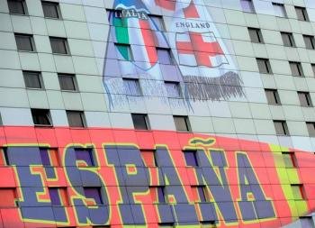  Imagen de una bandera de España gigante pintada en la fachada de uno de los edificios de Varsovia, Polonia. Foto: EFE/Vassil Donev