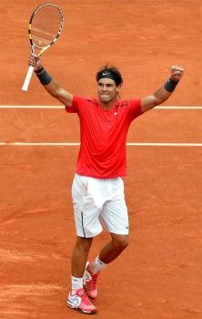 El tenista español Rafael Nadal celebra la victoria conseguida frente a su compatriota Nicolás Almagro, en el partido de cuartos de final del torneo de tenis de Roland Garros, París. Foto: EFE/Stephane Reix