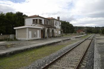 Instalaciones de la antigua estación de Renfe, en A Touza de Maside. (Foto: MARTIÑO PINAL)