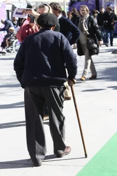 Un hombre mayor, paseando por una calle. (Foto: E.P.)