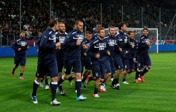 Los jugadores de la selección italiana durante el entrenamiento del equipo celebrado en el estadio de Cracovia, Polonia. Foto:  EFE/Stanislaw Rozpedzik