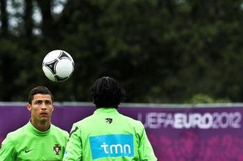 El internacional portugués Cristiano Ronaldo entrena junto a un compañero en el centro deportivo Opalenica, en Poznan, Polonia. Foto: EFE/Mario Cruz
