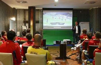 Pierluigi Collina, coordinador arbitral de la UEFA, la charla que impartidó a los jugadores y cuerpo técnico de la selección española. Foto: EFE/Carmelo Rubio