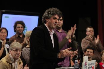 Xosé Manuel Pérez Bouza, rodeado de militantes nacionalistas, nun acto electoral do BNG. (Foto: MIGUEL ÁNGEL)