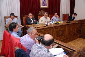 El alcalde de O Barco, Alfredo García, en el centro, presidió la sesión plenaria de ayer. (Foto: LUIS BLANCO)