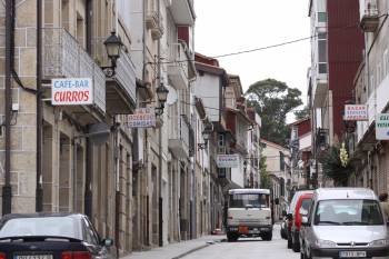 Los coches sólo podrán bajar por la calle Curros Enríquez. (Foto: XESÚS FARIÑAS)