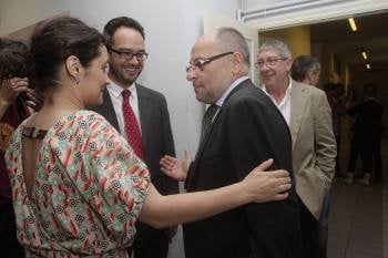 Laura Seara y Antonio Hernando saludan al alcalde de Ourense, Francisco Rodríguez. (Foto: MIGUEL ÁNGEL)