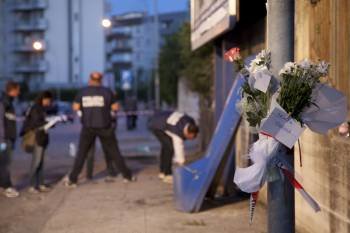 Unas flores recuerdan el lugar donde cayó la joven de 16 años asesinada el pasado 19 de mayo.