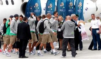 Los jugadores de la selección portuguesa de fútbol a su llegada a Lviv, Ucrania, el 08 de junio de 2012. Portugal disputará su primer partido de la Eurocopa 2012 ante Alemania el próximo 09 de junio. Foto: EFE/Antonio Bat