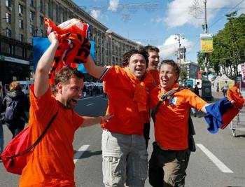 Un grupo de seguidores holandeses en la zona para fans situada en el centro de Kiev (Ucrania). Foto:  EFE/Sergey Dolzhenko