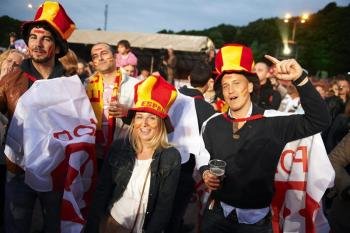  Fanáticos españoles asisten a la apertura del 'Fan Zone' de la Eurocopa 2012 en Gdansk (Polonia). Foto: EFE/ ADAM WARZAWA