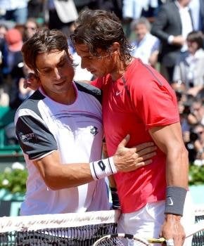 Rafael Nadal saluda a David Ferrer tras derrotarle en la semifinal masculina del torneo de Roland Garros. Foto: EFE/STEPHANE REIX