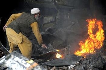 Bomberos intentan controlar el gran incendio producido en un mercado de Peshawar, Pakistán