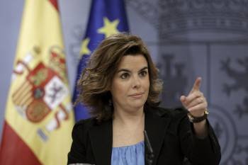 La vicepresidenta del Gobierno Soraya Sáenz de Santamaría durante una rueda de prensa. (Foto: EMILIO NARANJO)