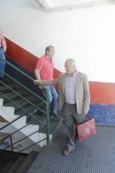 Manuel Seoane, seguido por Quiroga, en O Couto. (Foto: MIGUEL ÁNGEL)