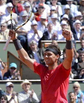 Nadal celebra la victoria sobre Ferrer y el acceso a una nueva final en París, la séptima. (Foto: STEPHANE REIX)