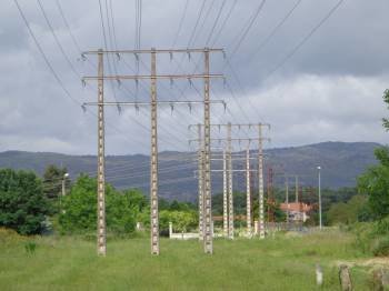 Torres del tendido eléctrico en los alrededores de Verín.