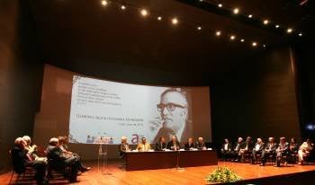 Unha imaxe de Celso Emilio presidiu a sesión pública da Real Academia Galega no Auditorio de Celanova. (Foto: MARCOS ATRIO)