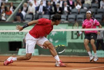 Nadal, en la red durante la semifinal contra David Ferrer. (Foto: YOAN VALAT)