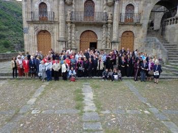 El obispo de Astorga, con los socios, ante el santuario de As Ermidas.