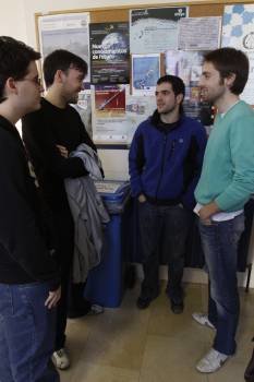 Estudiantes de Física charlan en los pasillos de la facultad. (Foto: XESÚS FARIÑAS)