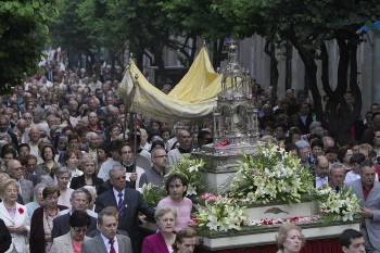Centenares de ourensanos se sumaron a la procesión del Corpus Christi celebrada ayer, que remató con un acto en la Praza Maior. (Foto: MIGUEL ÁNGEL)