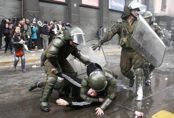 Carabineros detiene a un manifestante durante la protesta. (Foto: FELIPE TRUEBA)