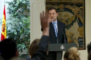 Rajoy da el turno a uno de los periodistas durante la rueda de prensa en La Moncloa. (Foto: JAVIER LIZÓN)