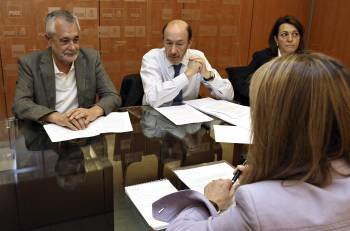 José Antonio Griñán, Pérez Rubalcaba y Soraya Rodríguez, ayer en la sede del PSOE en Madrid. (Foto: VÍCTOR LERENA)